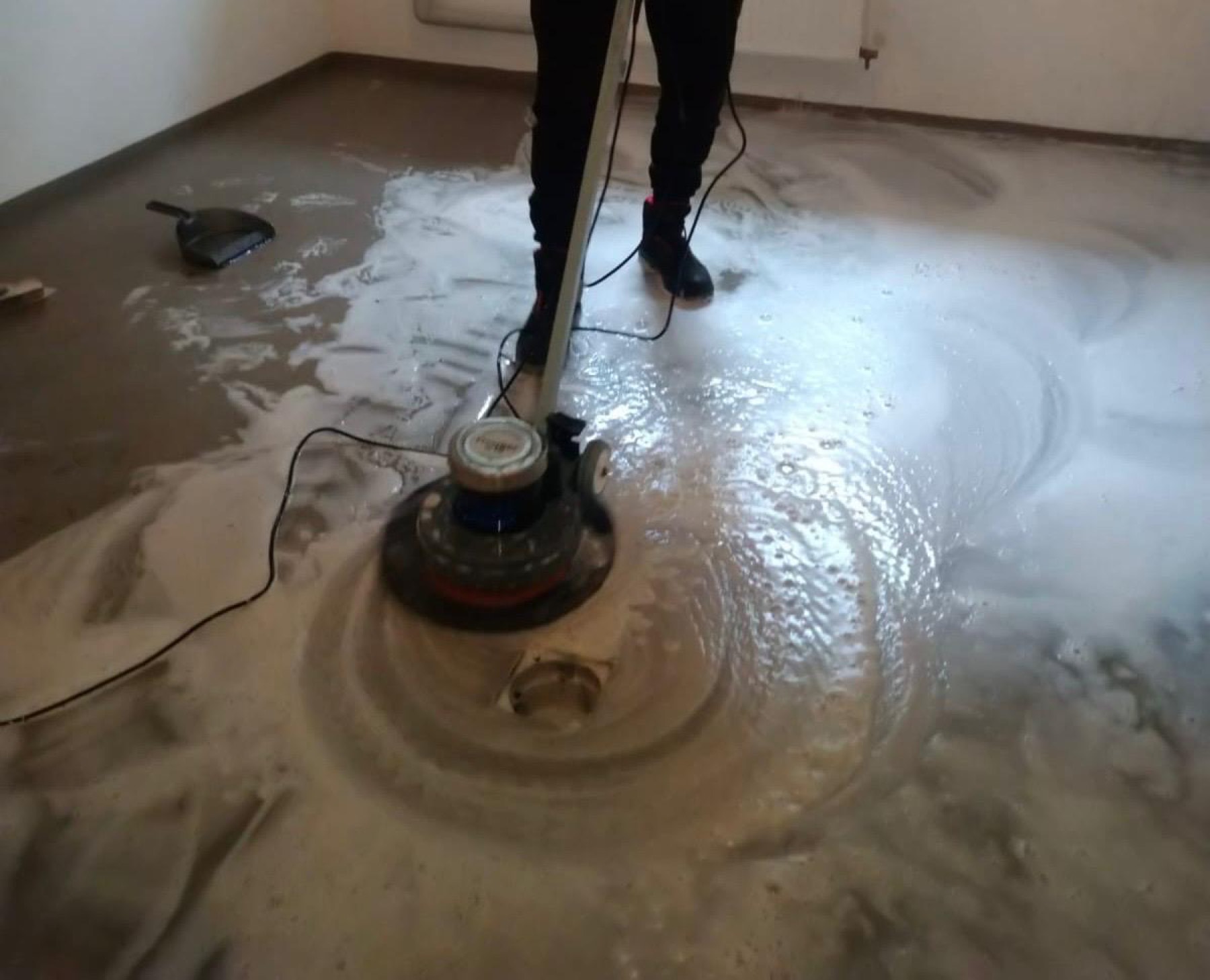 Bodenreinigungsmaschine im Einsatz